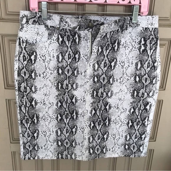 D Jeans  Denim Skirt Sz12 Snake Print Zip Front Short Very Cute - Picture 6 of 10